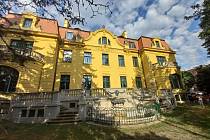 Hardtmuthova vila v Českých Budějovicích, kde v současné době sídlí Domov dětí a mládeže, byla postavena na začátku 20. století v novobarokním stylu jako sídlo majitele továrny Koh-i-noor Hardtmuth.