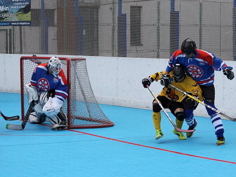 Betonova All Stars vyhrála oba zápasy v Českých Budějovicích a vyrovnala stav semifinále II. NHbL. Finalistu určí sobotní pátý souboj na hřišti soupeře - v Suchdole nad Lužnicí.