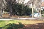 Nehoda v českobudějovickém parku Na Sadech. Řidič přejel do protisměru a projel 100 metrů parkem, až se vůz zastavil o strom.