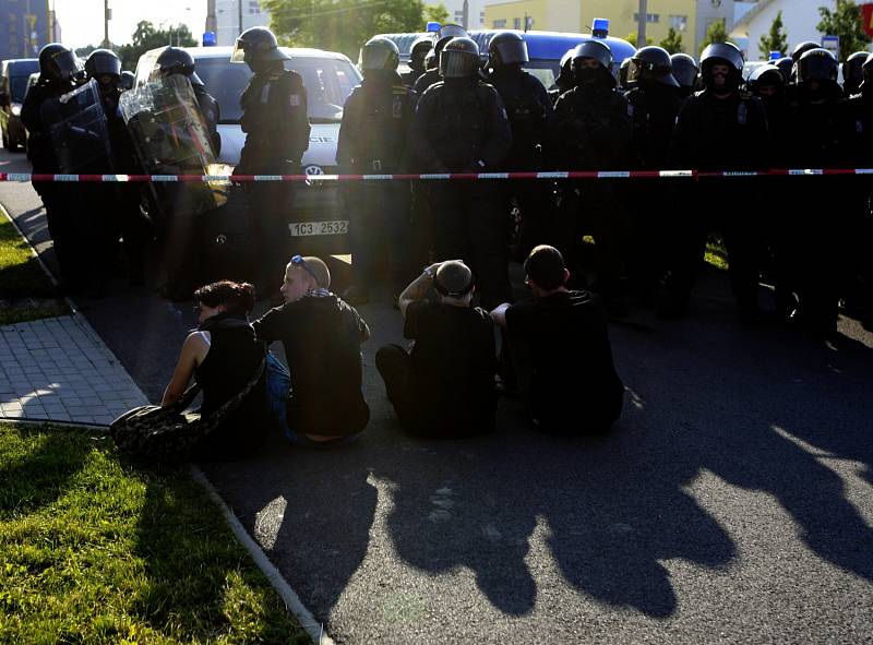 Při protiromském shromáždění na českobudějovickém sídlišti Máj zadrželi policisté 13. července dvě až tři desítky radikálů, kteří sídliště navzdory policejním výzvám odmítali opustit.
