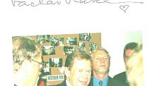 Václav Havel 8. září 1999 při otevření ZŠ Bernarda Bolzana v Táboře. Státník se při návštěvě podepsal do školní kroniky.