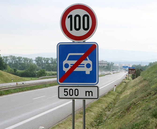 Řidiči budou smět od Českých Budějovic ujíždět směrem na Lišov rychleji, a to až 110 kilometrů za hodinu.