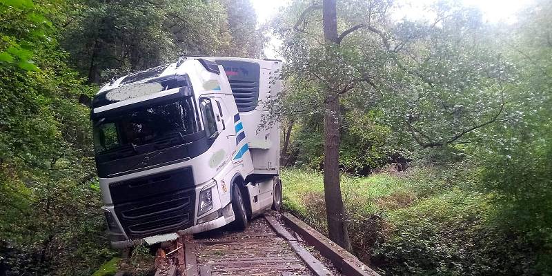 Osmatřicetiletý Václav Sýkora je strážným andělem kamioňáků už 12. rokem. Svou práci považuje za koníček a každé náročné vyprošťovaní nadměrných automobilů je pro něj výzvou. Foto: archiv firmy Šimánek Automotive Assistance