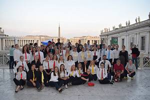 Sbor Mendík, který působí při Gymnáziu J. V. Jirsíka, před Chrámem sv. Petra v roce 2017.