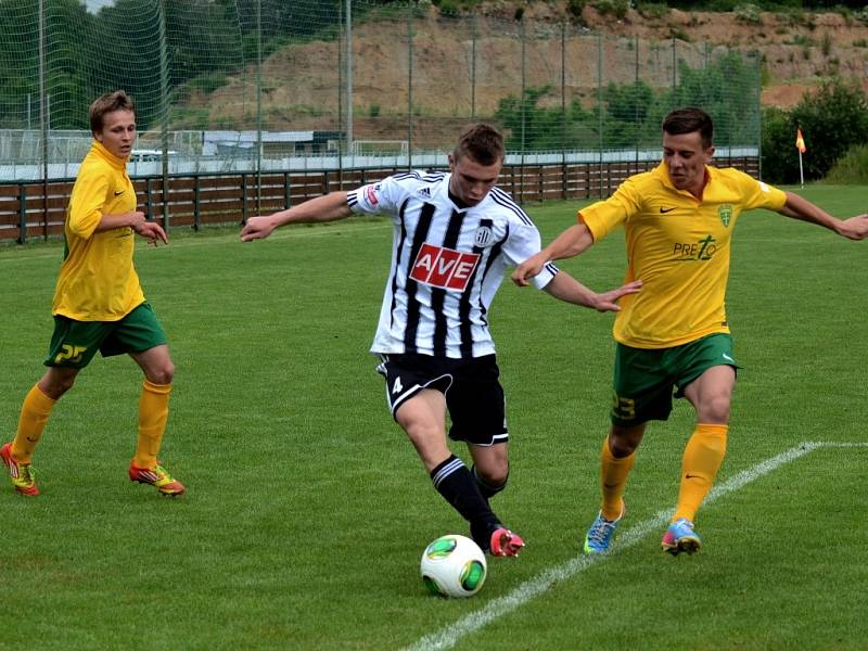 Zdeněk Linhart v zápase Dynama se Žilinou (1:1) prochází mezi Martinem Slaninkou a Jaroslavem Mihálikem. 