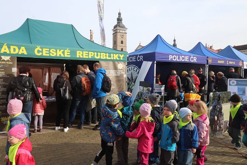 Armáda, policie a hasiči na českobudějovickém náměstí. To je připomínka vzniku samostatného československého státu.