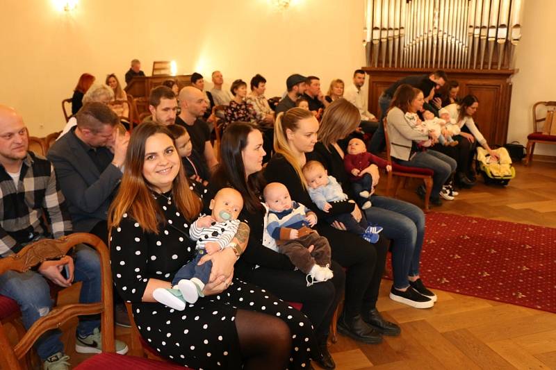 Slavnostní akce se v českobudějovické radnici většinou konají v obřadní síni. Na snímku vítání občánků.