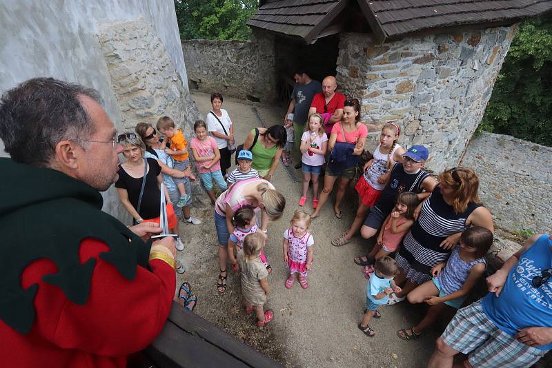 Netradiční zážitek měly děti, které během volných dnů navštívily hrad v Nových Hradech. Konaly se tu tradiční dětské prohlídky v kostýmech.