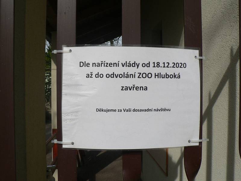 Zákazníky přivítají znovu od 12. dubna 2021 papírnictví, do škol smí polovina dětí na 1. stupeň a s omezenou kapacitou mohou otevřít i zoologické zahrady. Cedule na snímku už v pondělí platit nebude.