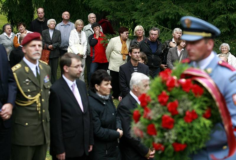 Pietní akt u příležitosti 65. výročí úmrtí bývalého československého prezidenta Edvarda Beneše se konal 3. září u jeho hrobky ve vládní vile v Sezimově Ústí. 