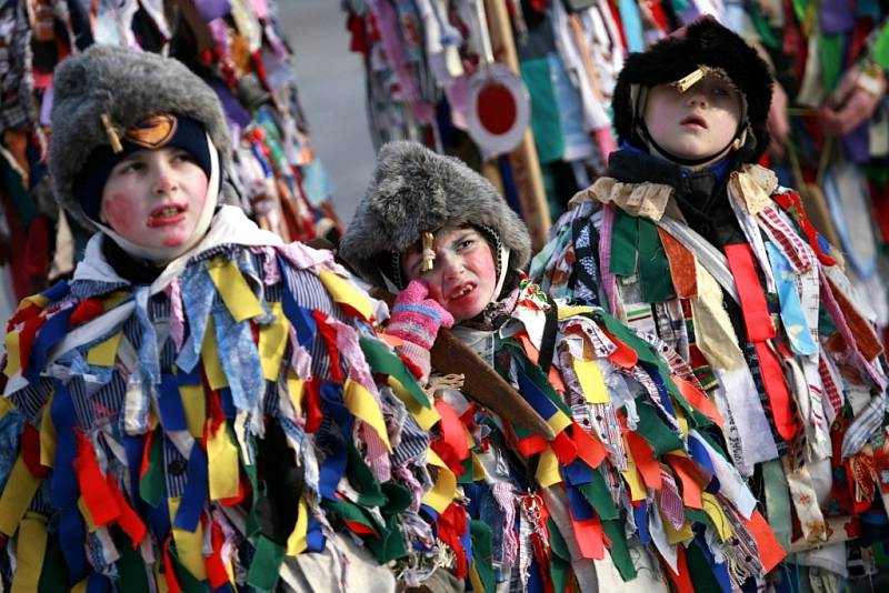 O víkendu v jižních Čechách vyvrcholily masopustní radovánky. Jako jedna z první zahájila svůj celodenní maratón tradiční růžičková koleda v Ločenicích. První zmínky o koledování zde mají v obecní kronice z roku 1895.