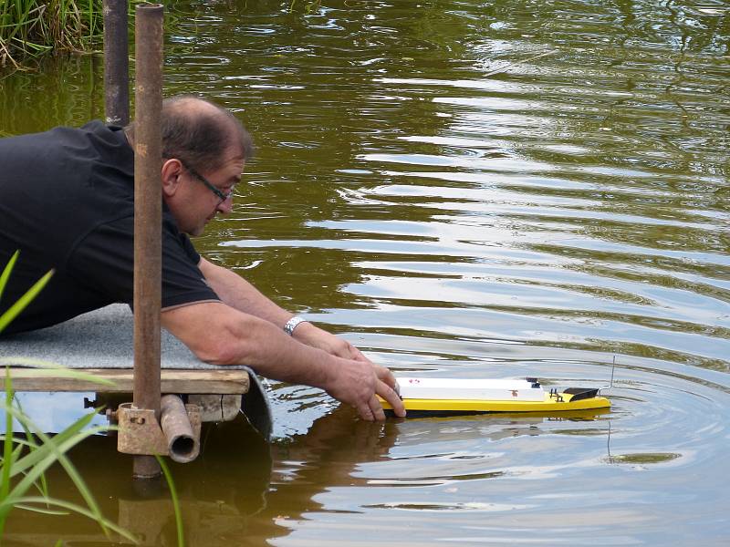 Ledeničtí lodní modeláři uspořádali v sobotu na rybníce Lazna soutěž autorů maket lodí.