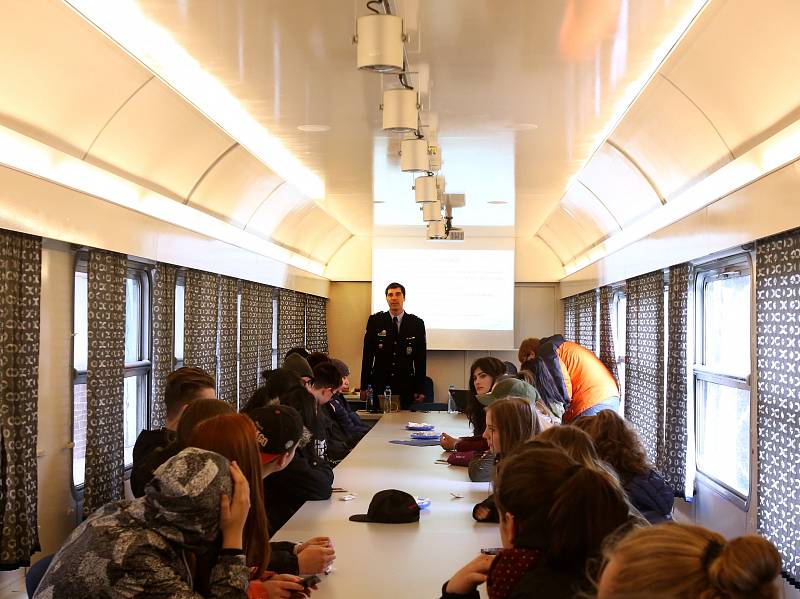 Na dva dny se zastavil v Českých Budějovicích Preventivní vlak, který má za úkol informovat hlavně studenty a mladé lidi o nebezpečích, která na železnici můžou potkat.