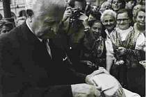 Na tehdejším Žižkově náměstí v Českých Budějovicích přivítali Ludvíka Svobodu roku 1968 chlebem a solí.