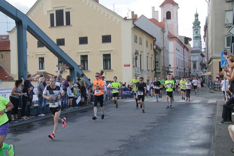 Závodníci Mattoni 1/2Maratonu 2016 v Českých Budějovicích.