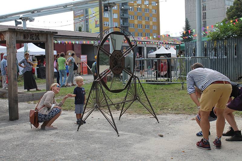 Maker Faire neboli přehlídka různých vynálezů přitáhla v sobotu od deseti hodin do českobudějovické "Žižkárny" davy návštěvníků.