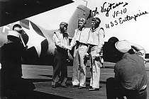 Válečný pilot Stanley Vejtasa (uprostřed) na snímku, který podepsal. 