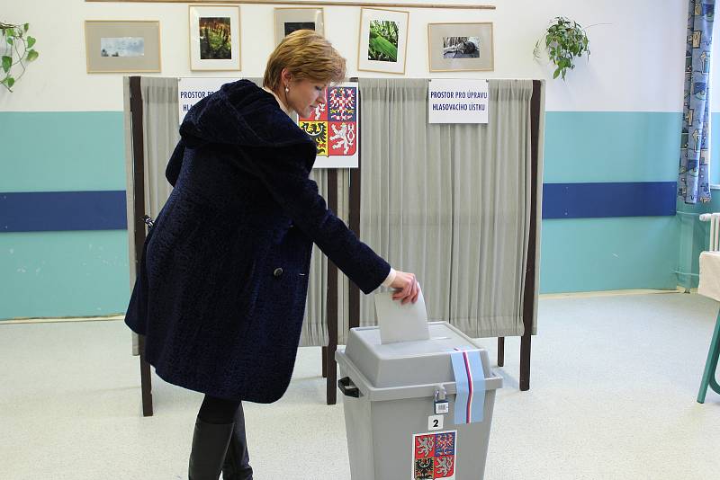 Na otevření volebních místností 1. a 2. českobudějovického okrsku na Gymnáziu Česká čekali voliči už 10 minut před 14. hodinou. Těch, kteří vložili hlas do urny hned zpočátku, bylo o dost více než v 1. kole.