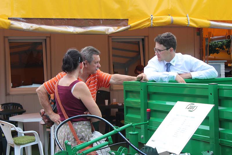 Zemědělský veletrh láká zájemce z řad široké i odborné veřejnosti. Návštěvníkům se představují zemědělci, prodejci i státní instituce.