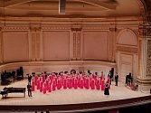 Dětský pěvecký sbor Carmína vystoupil v Carnegie Hall a vyhrál zlatou trofej.