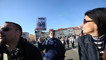 Na budějovické náměstí ve středu po 18. hodině přišli demonstranti. V protestu proti Andreji Babišovi a Miloši Zemanovi je podpořili i někteří politici.