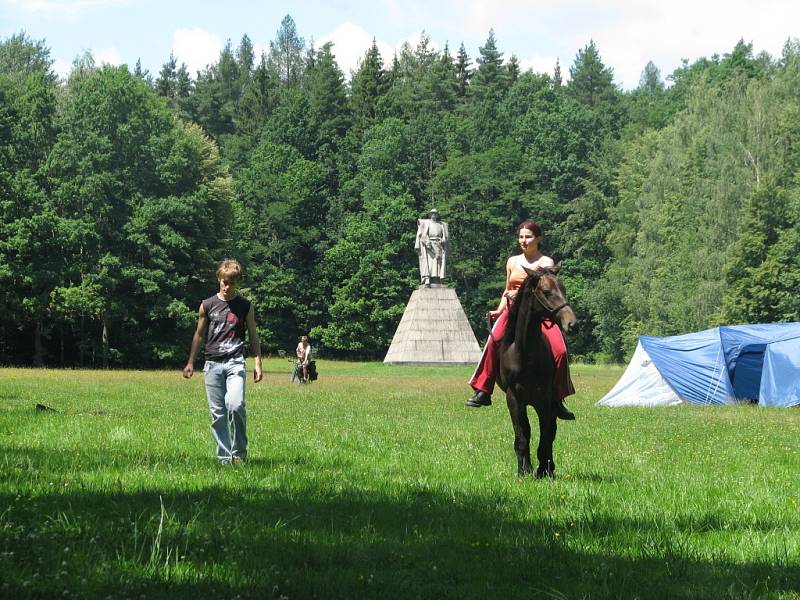 Stovky fanoušků folkové hudby a příbuzných stylů přitáhlo o víkendu již 14. jihočeské zpívání do areálu Památníku Jana Žižky z Trocnova. 