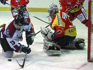 Útočník Hluboké Šimek před brankářem Havelcem v zápase krajské ligy s Radomyšlí (6:1).