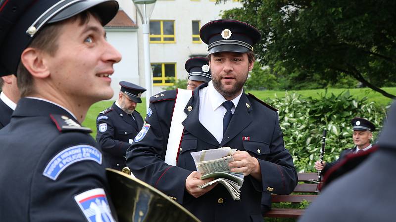 Hudba Hradní stráže a Policie ČR hrála v areálu budějovické nemocnice jako poděkování zdravotníkům za nasazení v době pandemie.