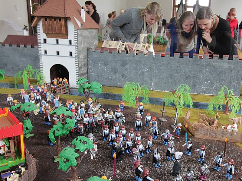 Přes 550 figurek stavebnice Playmobil, připomínajících české igráčky, přibližuje hravou a vtipnou formou události kolem koncilu v Kostnici 1415, po němž byl upálen Jan Hus. Nová expozice v Jihočeském muzeu cílí na děti, zůstane zde do 13. ledna 2016.