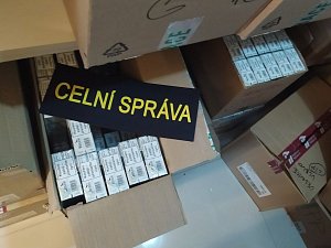 Celníci si posvítili na špatně označené tabákové výrobky v rámci akce OHAŘ III., v jižních Čechách zajistili skoro dva tisíce krabiček cigaret.