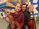 Šťastná jedenáctiletá dvojčata Judita (vlevo) a Agáta Hudečkovy z Černice si v doprovodu maminky Lenky Roskové přišla pro nové hudební nástroje.