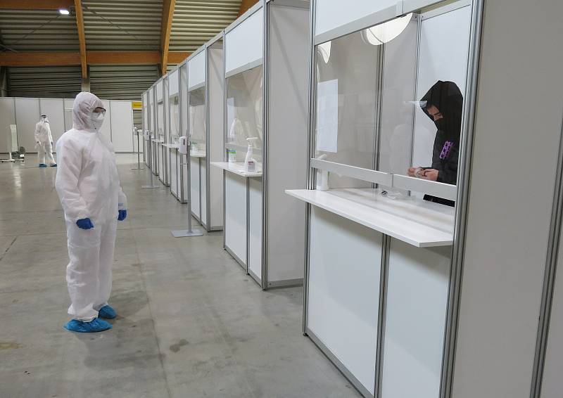 Jihočeský kraj navýšil testovací kapacity v souvislosti s epidemiologickým vývojem a nástupem mutace covid-19 omikron. Provoz zahájilo nové odběrové centru v pavilonu T2 na výstavišti v Českých Budějovicích.