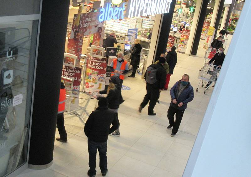 Lidé v neděli nakupují na čerpacích stanicích či autobusovém nádraží.