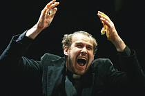 Herec Jihočeského divadla Pavel Oubram slaví 9. října pětatřicáté narozeniny. Na snímku jako otec Welsh v irském dramatu Osiřelý západ, 2008.