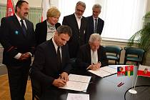 Memorandum o spolupráci záchranných služeb podepsali hejtman Jiří Zimola a Josef Pühringer.