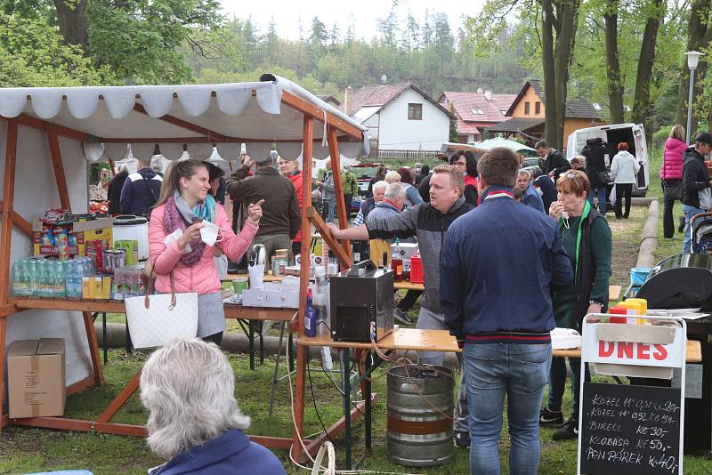 První jarní trh v Boršově nad Vltavou se konal na tradičním místě pod fotbalovým hřištěm v parku.