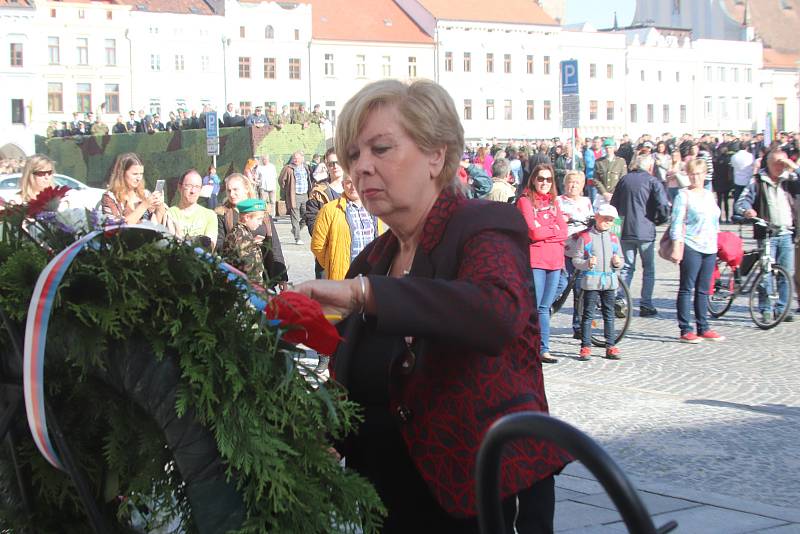 Slavnostní akt a položení věnců k pomníku T.G. Masaryka na českobudějovickém náměstí ke Dni vzniku samostatného československého státu.