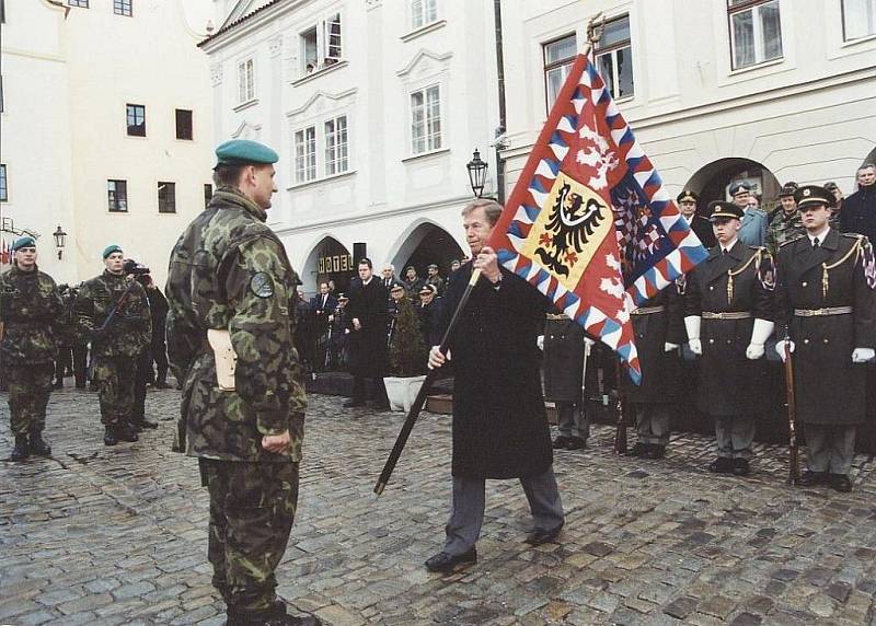 Snímky z Havlovy návštěvy Krumlova v roce 2002, kdy se na náměstí Svornosti setkal s vojáky 1. Česko-slovenského praporu, který působil v Kosovu. Do Krumlova jej doprovodil tehdejší slovenský prezident Rudolf Schuster.