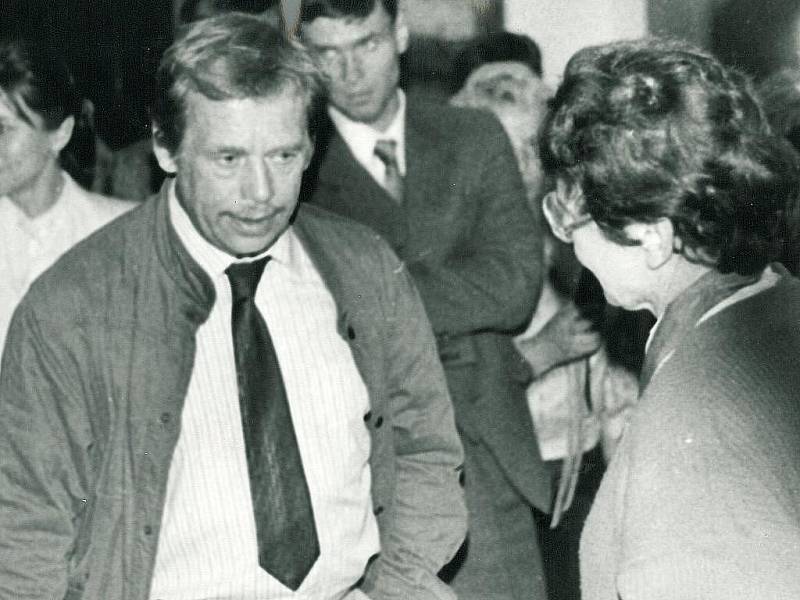 První porevoluční návštěva Václava Havla v Písku se uskutečnila 29. května 1990. Na snímku je Václav Havel s první porevoluční starostkou Písku Věnceslavou Skřivánkovou. 