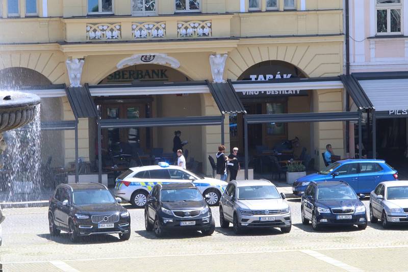 Na náměstí Přemysla Otakara II. v úterý v poledne zasahovala policie.