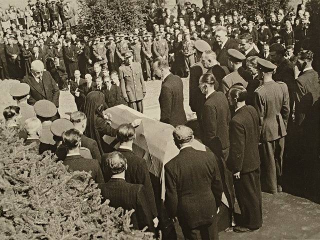 Fotografie z pohřbu Edvarda Beneše v Sezimově Ústí ze dne 10. září 1948.