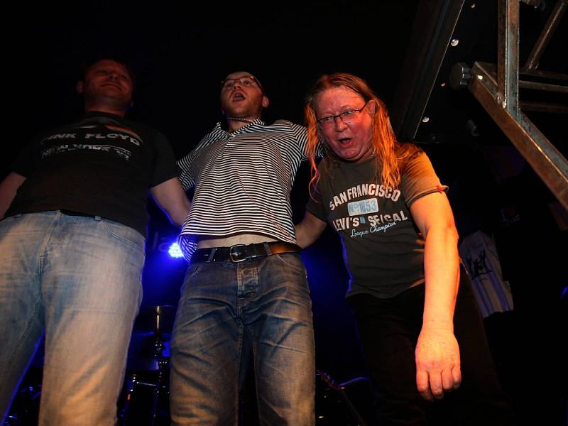 Známý českobudějovický klub Highway 61 má za sebou poslední koncert pod touto značkou. Na rozloučenou tam zahrál 16. ledna 2015 rocker Roman Dragoun s kapelou His Angels (na snímku zcela vpravo).