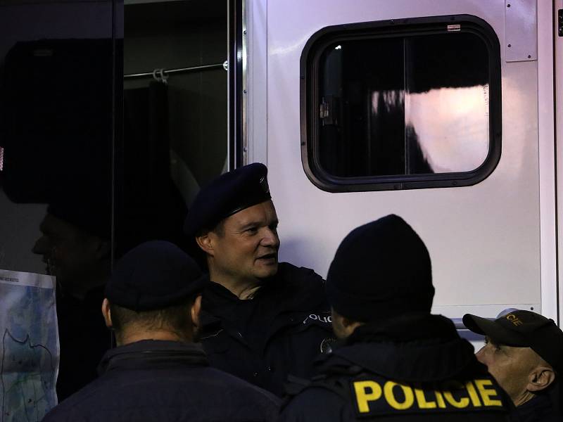 Pořádková jednotka jihočeské policie cvičila ve čtvrtek v noci pátrací akci. Policisté si zkoušeli využití nové technologie p-Track.