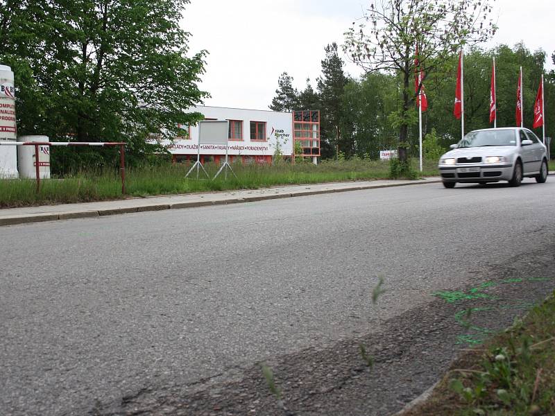 Místo v českobudějovické Vrbenské ulici, kde se nehoda stala. Snímek je z nedělního dopoledne.