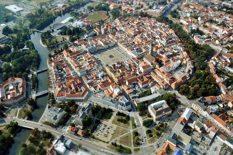 Letecký pohled na centrum Českých Budějovic.