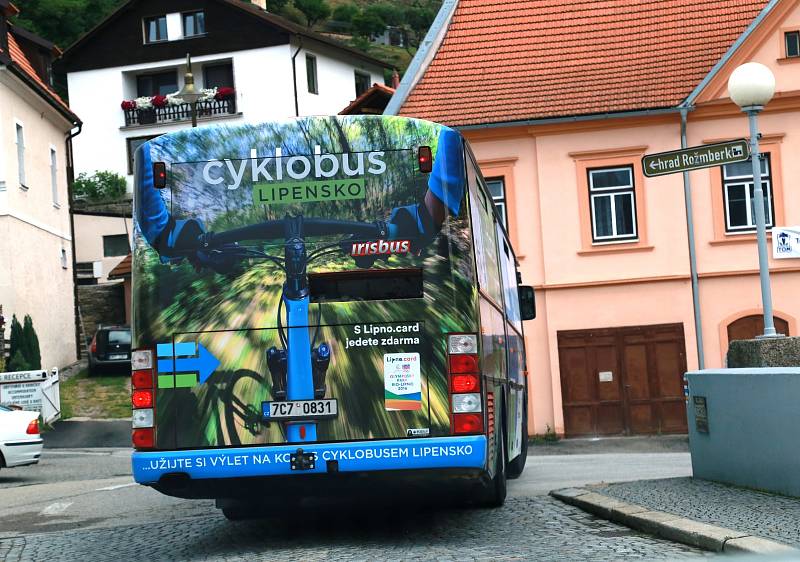 Turisty i místní svezou v létě na pravém břehu Lipna dotované cyklobusy.