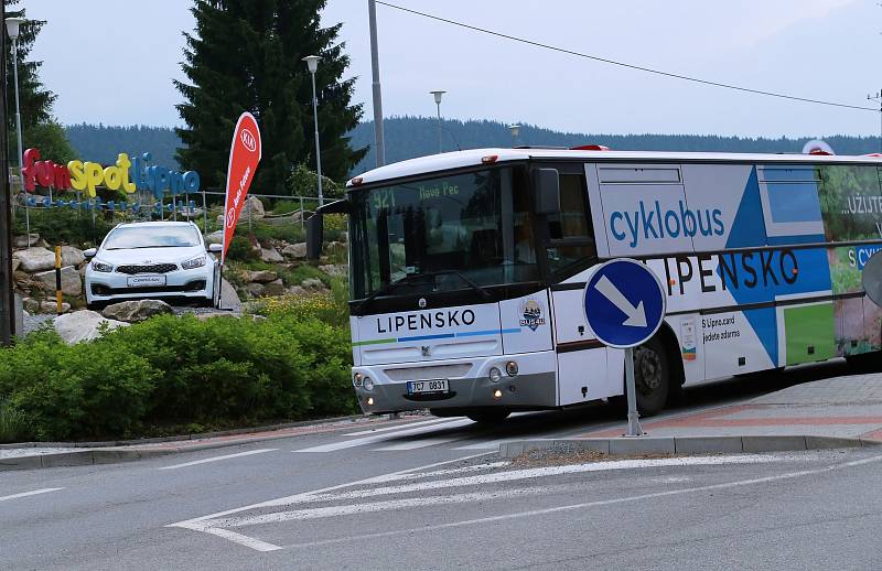 Turisty i místní svezou v létě na pravém břehu Lipna dotované cyklobusy.