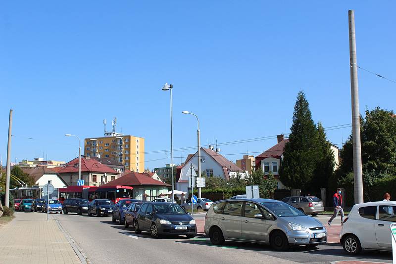 V okolí hlavního parkoviště českobudějovické nemocnice v pondělí kolabovala doprava, neboť zde lidé v kolonách čekali na testování na koronavirus.