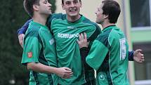 Fotbalové Chrášťany (v zeleném) doma smazaly dvoubrankové manko a s béčkem Rudolfova hrály smírně 3:3.