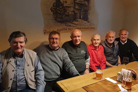 Nohejbalisté po 50 letech. Pavel Charypar, Radomil Procházka, Josef Jelínek, Miroslav Hönig, Petr Nedorost, Václav Bílek. 